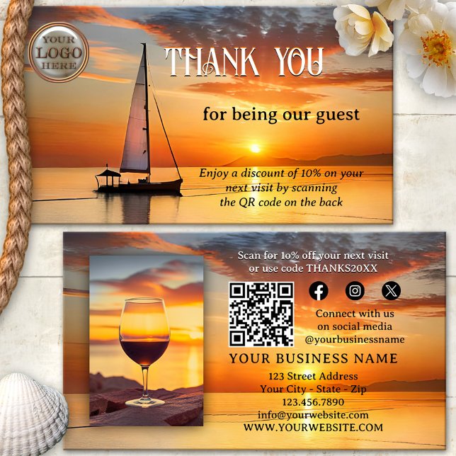 Logotyp QR-kod Foto Tack Gästhus Visitkort (Thank you for your visit photo business card featuring a sailboat at sunset at the coast - QR code )