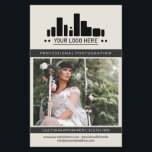 Logotypen Big Photo Parly White Charcol Photograph Flygblad<br><div class="desc">Benvit marknadsföring-flygare för en professionell fotografera personlig med ett stort foto, en stor logotyp, kontaktinformation på ena sidan och anpassningsbar text, fler foton och profilfoto i en färgstark svart och pärlvit design. Fotografiflygare för kvinnlig och chic professionell i en ren design med en smutsig svart accent färg och en charmerande...</div>