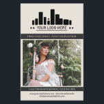 Logotypen Big Photo Parly White Charcol Photograph Flygblad<br><div class="desc">Benvit marknadsföring-flygare för en professionell fotografera personlig med ett stort foto, en stor logotyp, kontaktinformation på ena sidan och anpassningsbar text, fler foton och profilfoto i en färgstark svart och pärlvit design. Fotografiflygare för kvinnlig och chic professionell i en ren design med en smutsig svart accent färg och en charmerande...</div>