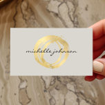 Logotypen Luxe Faux Guld-målad Circle Designer på  Visitkort<br><div class="desc">En organiskt målad cirkel i faux metallic guld blir en luxe-logotyp på denna mall för visitkort för designern, med tillägg av ditt namn eller namn för företag i en chic. Om du sätter på en ljusartad bakgrund för en toneffekt, är det säkert att kortet är utseendemässigt och lämnar ett bestående...</div>