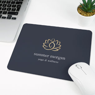 Logotypen Navy & Guld Lotus Musmatta