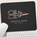 Logotypen vintage Ro Scissors Hair Stylist Musmatta<br><div class="desc">Vintage Ro-saxen Hårar Stylist-Logotypens musknapp. Den här eleganten har modern företagsdesign för trendiget och har vintage-saxar i en solid svart bakgrund. Perfekt för hårstylist,  sömmerläge eller salonägare.</div>