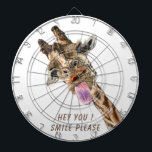 Löjlig Giraffe Tunga Out Playful Dart Board Smile Darttavla<br><div class="desc">Lustigt utfall av Giraffe Tunga och Tecknad - Ljuskartad Teckning - Välj / lägg till din unika text / Teckensnitt / Färg - Gör din Speciella gåva - Ändra storlek och flytta eller ta bort och lägg till inslag / bild med anpassning verktyg ! - Teckning och MJÖLKS UTFORMNING. Du...</div>