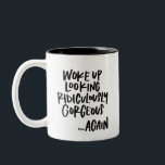 Löjligt bra tvåtonkaffe Mugg<br><div class="desc">Ett litet morgonförtroende ontr aldrig någon! I mugg är man lånad med frasen "vaknade upp på ett löjligt bra sätt.. igen" på ena sidan och "välkomna till mitt liv" på den andra.</div>