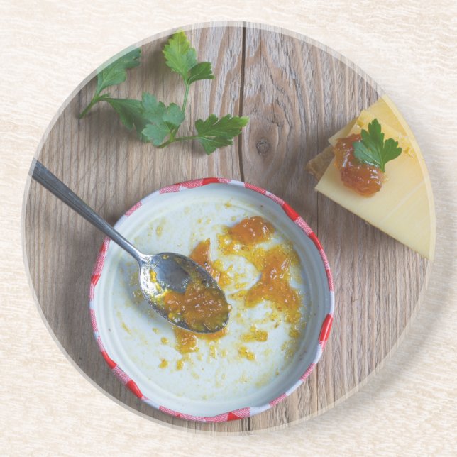 Lök ananas chutney på rustik trä underlägg (Framsidan)