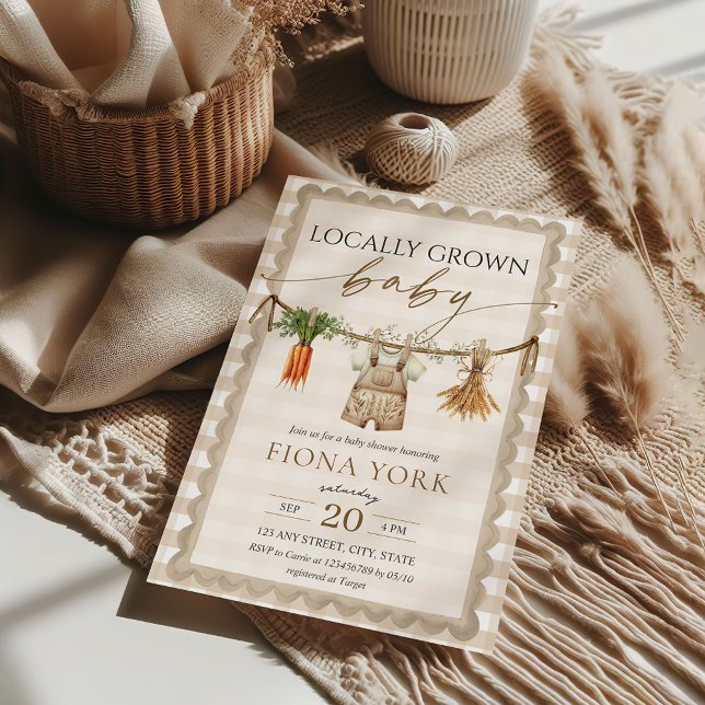 Lokalt Odlad Baby Marknadsplats Beige Gingham Inbjudningar (Locally Grown Baby Beige Gingham Gender Neutral Home Grown Farmer's Market Baby Shower Invitation)