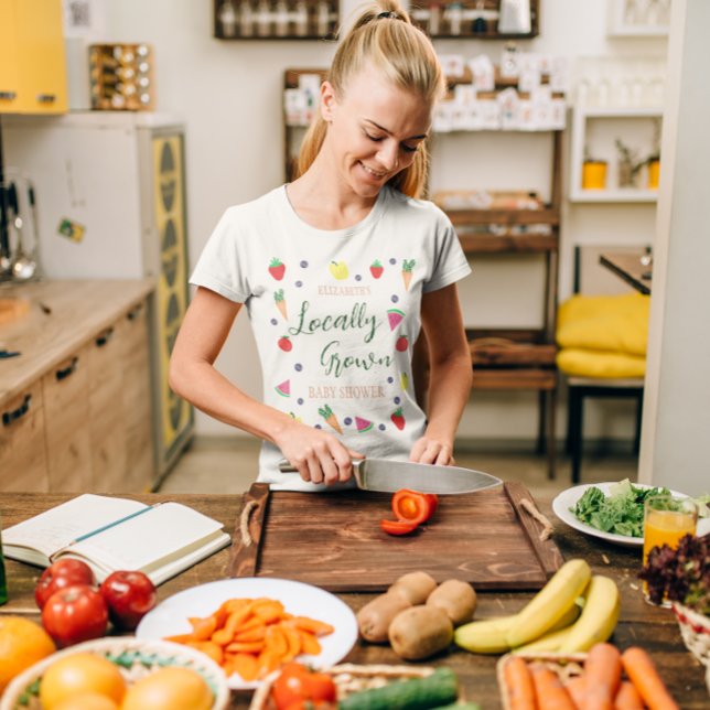 Lokalt odlade jordbrukares babyskor på marknaden t shirt (Skapare uppladdad)