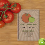 Lokalt odlat rött & Grönt Tomato Baby Shower Invit Inbjudningar<br><div class="desc">Rustiska jordbrukares marknad inspirerade till ett könsneutralt tema för babydusch med en röd tomat och grönt framför kardstock inspirerad av grönt och svart text.</div>