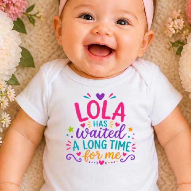 Lola har väntat Färgad babybodysuit T Shirt (Skapare uppladdad)