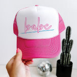 LOLA Neon Blue och Rosa 90's Babe Bachelorette Keps<br><div class="desc">Den här babe-bachelorette-truckerkepsen har ingen inspirerad ordalydelse och är perfekt bachelorette helg-gruppgåva. Para med alternativet "brud" för att få en sammanhållen bild. 💜 FÄRG ÄR REDIGERBART! Klicka på Redigera design om du vill ändra färgen.</div>