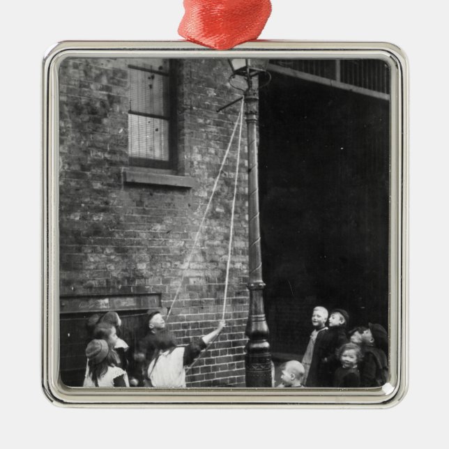 London Slums, c.1900 Julgransprydnad Metall (Framsidan)
