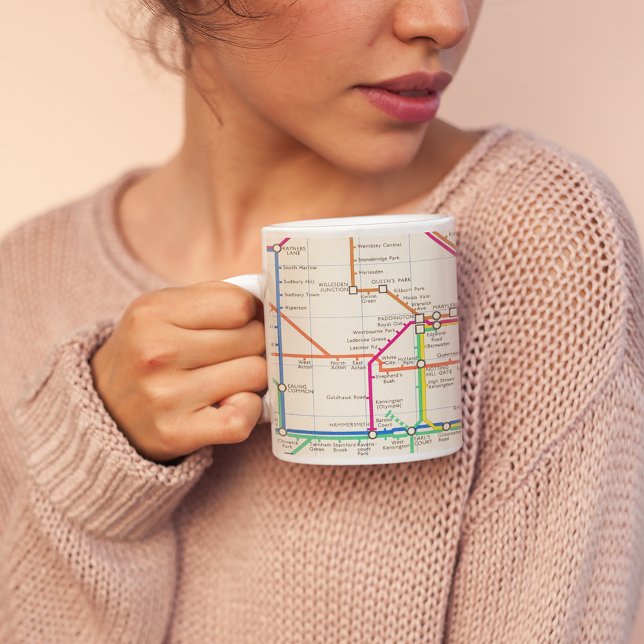 Londons tunnelbana Karta Jumbo Mugg (Person holding mug)