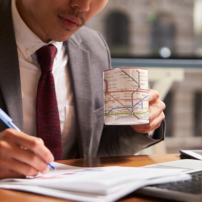 Londons tunnelbana Karta Mugg (Person holding mug)