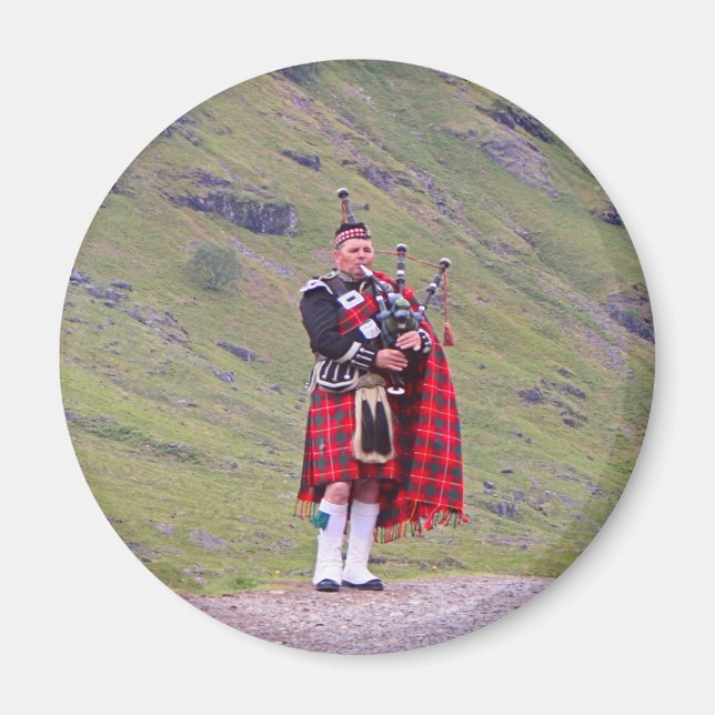 Lone Scottish bagpiper, Highlands, Scotland Magnet (Framsidan)
