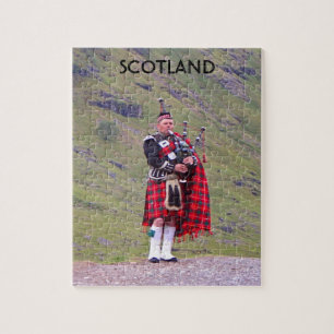 Lone Scottish bagpiper, Highlands, Scotland Pussel
