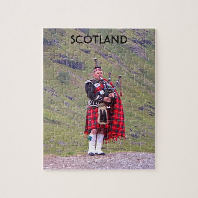 Lone Scottish bagpiper, Highlands, Scotland Pussel (Vertikal)