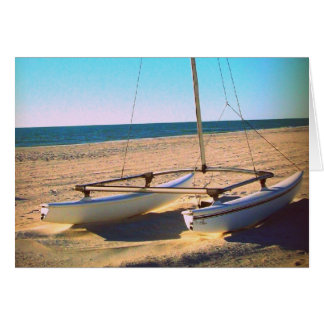 Lone segelbåt på stranden hälsningskort