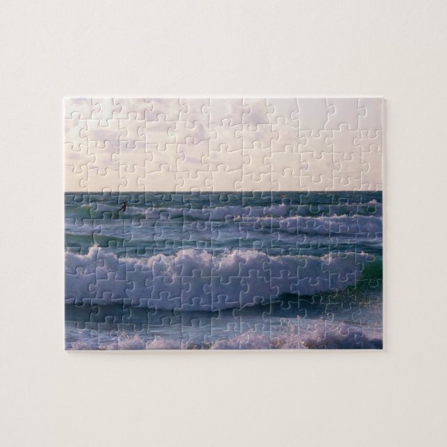 Lone surfare på den Fistral stranden Newquay Pussel (Horisontell)