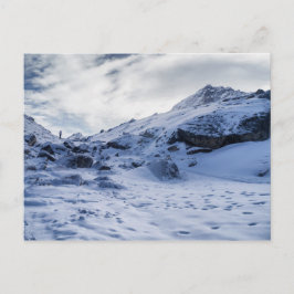 Lone Trekker i tjocka berget Snö (Himalayas) Vykort