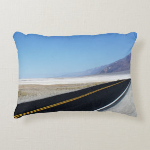 Lonely Desert Road in Death Valley, CA Prydnadskudde