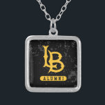 Long Beach State Alumni Distress Silverpläterat Halsband<br><div class="desc">Kolla in den här stilen i Kalifornien Universiteten Long Beach! Visa upp Kaliforniens statspris med de nya Universiteten-produkterna. De gör perfekterna till student,  aluminiumoxid,  familj,  vän eller fläkt i ditt liv. Alla dessa Zazzle-produkter är anpassade med ditt namn,  klassår eller klubb. Gå Long Beach!</div>