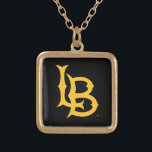 Long Beach State-Logotyp Guldpläterat Halsband<br><div class="desc">Kolla in den här stilen i Kalifornien Universiteten Long Beach! Visa upp Kaliforniens statspris med de nya Universiteten-produkterna. De gör perfekterna till student,  aluminiumoxid,  familj,  vän eller fläkt i ditt liv. Alla dessa Zazzle-produkter är anpassade med ditt namn,  klassår eller klubb. Gå Long Beach!</div>