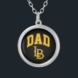 Long Beach State Pappa Silverpläterat Halsband<br><div class="desc">Kolla in den här stilen i Kalifornien Universiteten Long Beach! Visa upp Kaliforniens statspris med de nya Universiteten-produkterna. De gör perfekterna till student,  aluminiumoxid,  familj,  vän eller fläkt i ditt liv. Alla dessa Zazzle-produkter är anpassade med ditt namn,  klassår eller klubb. Gå Long Beach!</div>