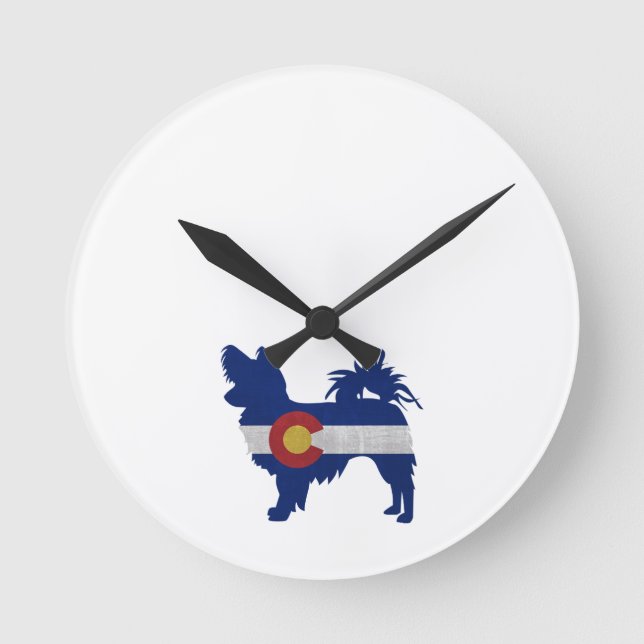 Long-Hved Chihuahua Colorado Flagga Silhouette Rund Klocka (Framsida)