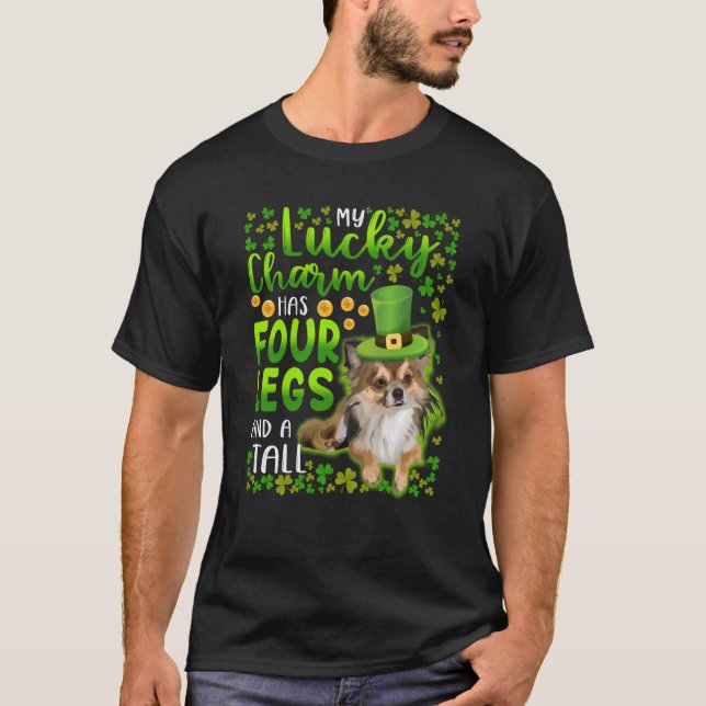 Long Hved Tan Chihuahua Grönt Hat Charm St Patri T Shirt (Framsida)