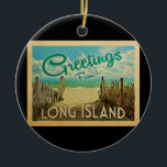 Long Island Beach Vintage resor Julgransprydnad Keramik<br><div class="desc">Hälsning Från Long Island vintage-vykort har en sandstrand med vackra turkoshavet vatten och över havet,  ett blå himmel med gigantiska vita moln. I vintage resor stil.</div>