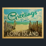 Long Island Beach Vintage resor Poster<br><div class="desc">Hälsning Från Long Island vintage-vykort har en sandstrand med vackra turkoshavet vatten och över havet,  ett blå himmel med gigantiska vita moln. I vintage resor stil.</div>