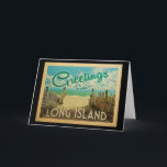 Long Islandstrandvintage resor Kort<br><div class="desc">Detta presenterar hälsningar från design för Long Islandvintagevykort en sandig strand med ett härligt turkoshavvatten,  och ovanför havet,  fördunklar en blå himmel med billowy vit. I vintage resorstil.</div>
