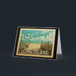 Long Islandstrandvintage resor Kort<br><div class="desc">Detta presenterar hälsningar från design för Long Islandvintagevykort en sandig strand med ett härligt turkoshavvatten,  och ovanför havet,  fördunklar en blå himmel med billowy vit. I vintage resorstil.</div>