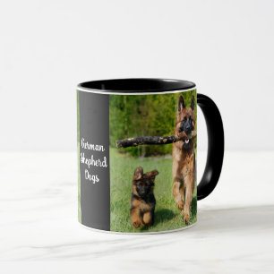 Long-parad Fluffy German Shepherd Hund and Puppy Mugg