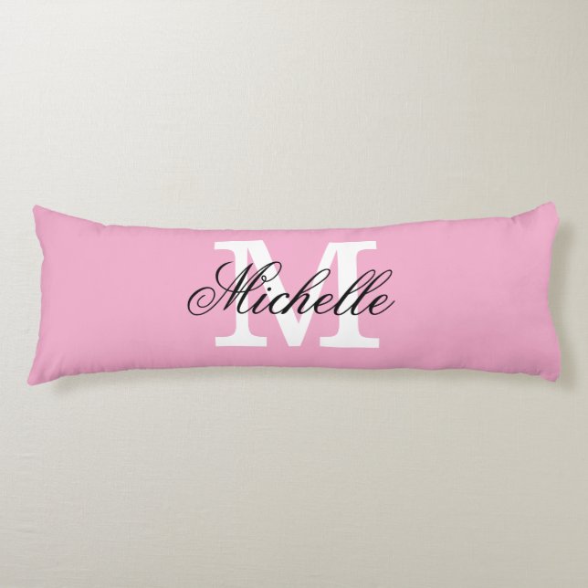 Long pink body pillow with custom monogram kroppskudde (Framsidan)