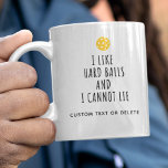 Lönnlös Pickleball Humor, som Bollar-Anpassningsba Kaffemugg<br><div class="desc">En lustig pickleball mugg som lyder "Jag tycker om hårt Bollar och jag kan inte Ljuga" - vissa tycker om mig mjuk, vissa tycker om hårt ;-) Ändra enkelt texten och lägg till mer anpassningsbar nedan eller ta bort. Player namn, Tournament namn, etc. Gör en helgdag eller födelsedagspresent till din...</div>