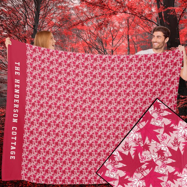Lönnlöv på rosa bakgrund fleecefilt (Red and White Maple Leaves on a Pink Background Fleece Blanket)