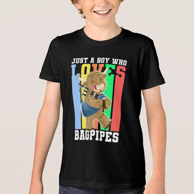 Lönny Bagpipes Scottish Highland Cow T Shirt (Framsida)