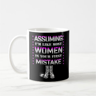 Lönsam aktiv kvinnlig kvinnlig kvinnans militärpen kaffemugg