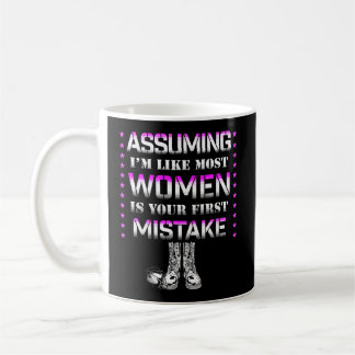 Lönsam aktiv kvinnlig kvinnlig kvinnans militärpen kaffemugg