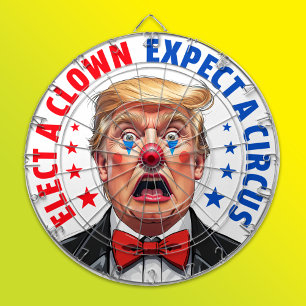 Lönsam antitrumpclown ansikte väljer en clown darttavla