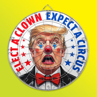 Lönsam antitrumpclown ansikte väljer en clown darttavla