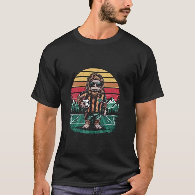 Lönsam Bigfoot med fotboll T Shirt (Framsida)
