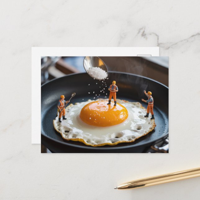 Lönsam byggarbetare som fixerar ägg som hälls ut s vykort (Fram/Back In Situ)