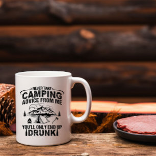 Lönsam camping som dricker ord mugg