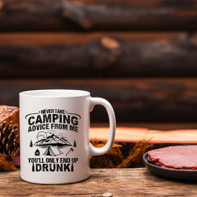 Lönsam camping som dricker ord mugg (Skapare uppladdad)