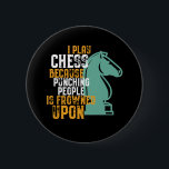 Lönsam chess-spelare som Slår människor är framtvi Knapp<br><div class="desc">Jag spelar schack för att Slå folk är uttråkade på spel. Den fina vintagen schackspelardesignen för medlemmarna i schack älskare och schack-klubben. Den här coolan är en underbar spelpapp för schackmatchning, schackturnering eller schacktävling. Bära det här för att fira din schackkamrat vinna mot din motståndare. Underbar julklapp och födelsedagspresent för...</div>