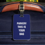 Lönsam Coola - minimalistisk typografi - eget namn Bagagebricka<br><div class="desc">Skruva på ditt bagage med lätthet! Den här konstiga minimalistiska märkrn lyder "Anpassat namn"! Det här är din väska,  som blandar stil och humor. Perfekt för resenärer,  personliger eller tillsätt smidig väska i resväskan! ✈️ ✨</div>