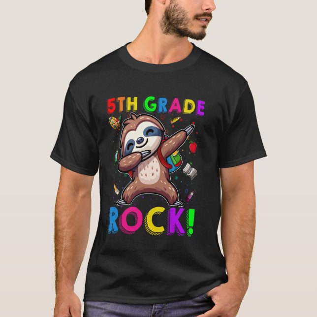 Lönsam femte Klass Sten Sloth Dabbing Student Back T Shirt (Framsida)
