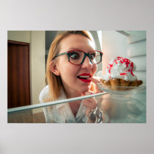 Lönsam flicka tittar i kylskåp poster